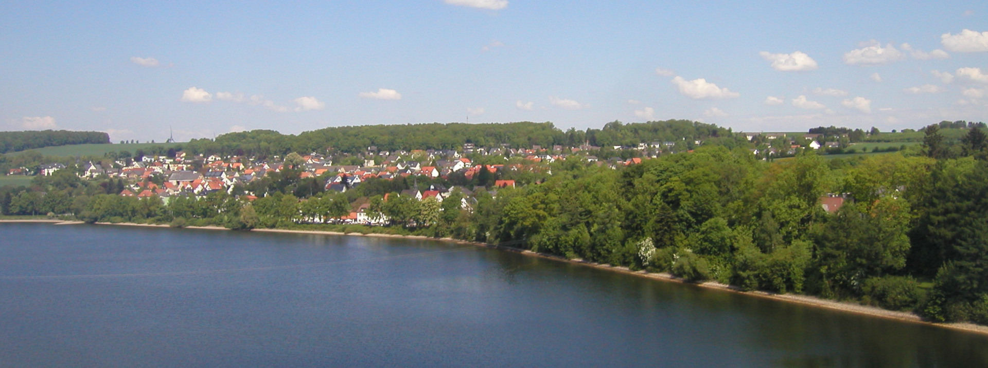 Das Dorf Möhnesee-Günne am Möhnestausee.